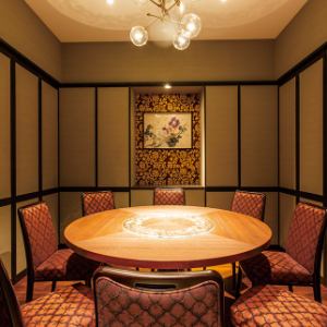 圆桌私人房间，气氛浓郁。圆桌会议有独特的气氛，可以进行交谈。