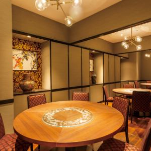 A round table private room where the partition can be removed.We have 3 tables available.It is also ideal for company banquets and entertainment.