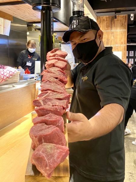 【食を通じて世界中のお腹と心を満たす！】豪快な肉を片手に！ご来店お待ちしております！！当店自慢のぶ厚いお肉はインパクト抜群！！SNS映えも間違いなし！大きなお肉はじっくり丁寧に焼き上げます。