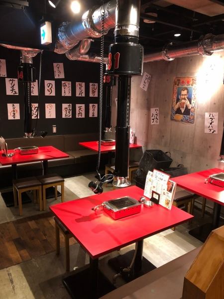 ゆったり広めのソファー席もご用意しております。※ご希望のお客様はお電話かリクエスト予約をお願いします。豊富なメニューと新鮮なお肉をゆっくりお楽しみ頂ける店内となっております。お食事以外にも飲み会でのご利用もオススメです！