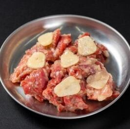 Salted tongue covered in garlic
