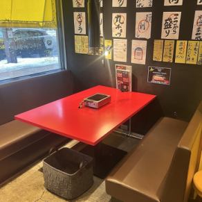 [可吸烟] 我们还设有可容纳5至6人的桌子和沙发座位。