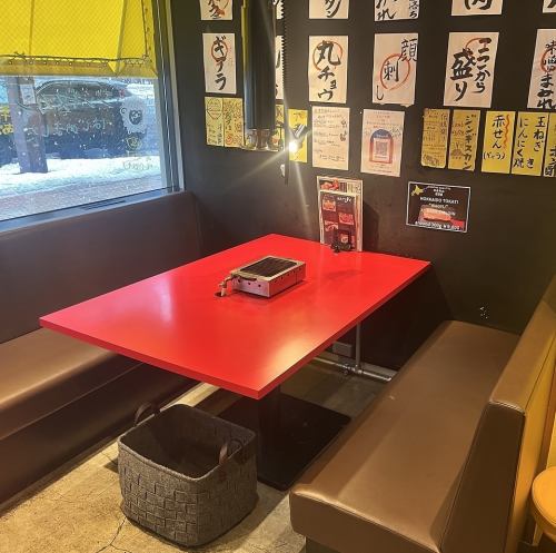 [可吸烟] 我们还设有可容纳5至6人的桌子和沙发座位。