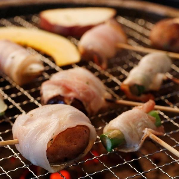 {五花肉配烤蔬菜} 用五花肉和烤蔬菜制成的时尚蔬菜卷。推荐搭配阿尔卑斯山的粉色岩盐一起食用。