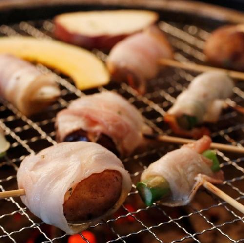 {五花肉配烤蔬菜} 用五花肉和烤蔬菜制成的时尚蔬菜卷。推荐搭配阿尔卑斯山的粉色岩盐一起食用。