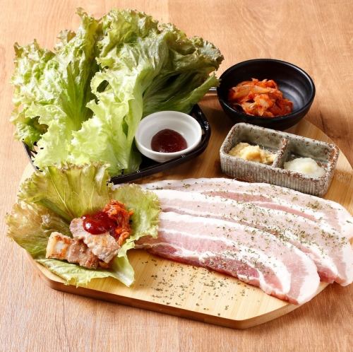 厚切り豚バラのサムギョプサルと厚切り牛バラのBBQ◎