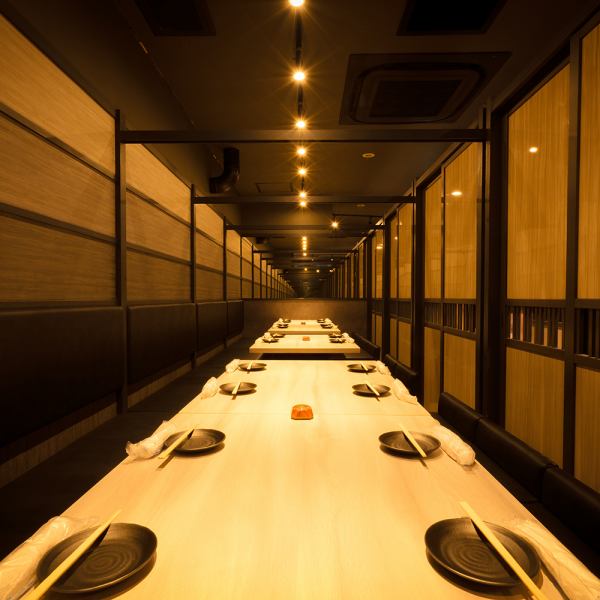 こだわりの店内は個室での案内も可能。ムードあふれる大人の隠れ処を提供いたします。2.5H飲み放題付きコースも3599円（税込）～用意。絶品料理をお手頃価格でご案内いたしますので、お気軽にご来店ください。デートや接待でのご利用、団体様での送別会や同窓会、二次会にもおすすめ◎お得なクーポンも多数ございます♪