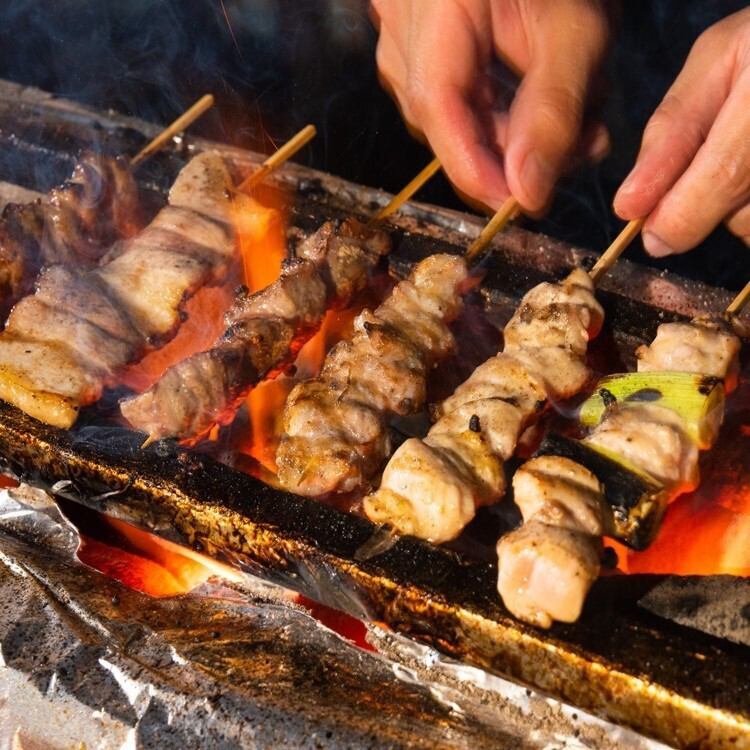 一本ずつ丁寧に仕込み、炭火でじっくりと焼き上げた焼鳥は絶品☆