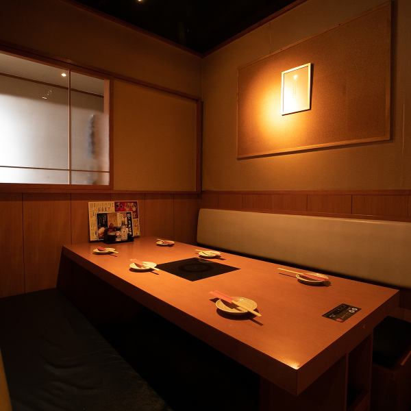 【個室で安心してお食事を】お席は、テーブル個室や掘りごたつ個室を完備。プライベート感のある個室は、周りを気にせずお食事や会話をお楽しみいただけます。また当店では、感染症対策も徹底して行っているので、安心・安全でお過ごしいただけます。落ち着いた雰囲気の中、大切な方と素敵なひとときをお過ごしください。