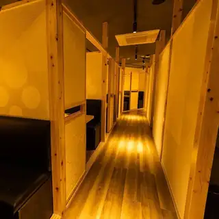 ◆ワンフロアを贅沢に独占できる大人気のフロア貸切プラン。周囲の目や音を一切気にすることなく、参加者全員の一体感を高めた特別なご宴会やパーティーを開催していただけます。ゆったり寛げる広々空間で当店自慢の絶品料理と豊富なドリンクを心ゆくまでご堪能。レイアウトや演出の相談にも柔軟に対応する至福の空間です。