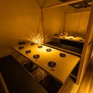 ◆大人数でのご宴会や会社のお集まりに最適な、ゆったり寛げる広々とした完全個室空間。周囲の視線や音を気にすることなく参加者全員で賑やかに盛り上がることができます。当店自慢の絶品料理と豊富なドリンクと共に華やかな一体感のある特別なひとときをご堪能ください。各種ご宴会に最適な大満足間違いなしのお席です。