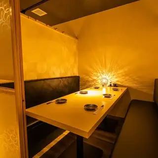 ◆６名様から１２名様でのご宴会に最適なゆったり寛げる上質な完全個室空間。周囲の視線や音を一切気にすることなく仲間内で賑やかに会話とお食事をお楽しみいただけます。ご家族でのお集まりや部署での飲み会、女子会など多様なシーンに大活躍。当店自慢の極上海鮮と絶品料理と共に特別なひとときを存分にご堪能ください。