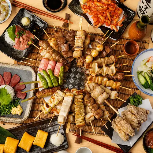 ■香ばしい串焼きと旬の逸品。職人の技光る至高のコース