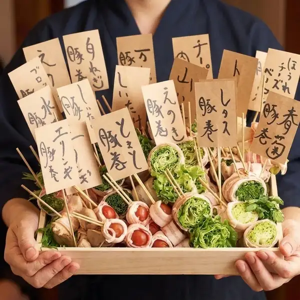 職人の技が光る名物野菜巻き串。炭火の遠赤外線で旨味を凝縮し、旬野菜と肉汁が溢れ出す至高の逸品