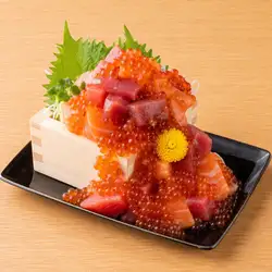 マグロとサーモンのいくらこぼれ盛り
