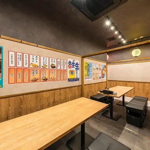 <p>レイアウト変更が自由自在な広々テーブル席！10名40～名様規模の中・大規模な宴会や部署飲みに最適な空間をご用意。全体を見渡せる一体感のある配置で、会話が自然と弾みます。ゆったりとした席間隔で移動や乾杯もスムーズ！人数や目的に応じた最適なレイアウトをご提案しますので、ぜひお気軽にご相談ください！</p>