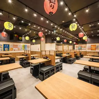 ◆ワンフロアを贅沢に独占できる大人気のフロア貸切プラン。周囲の目や音を一切気にすることなく、参加者全員の一体感を高めた特別なご宴会やパーティーを開催していただけます。ゆったり寛げる広々空間で当店自慢の絶品料理と豊富なドリンクを心ゆくまでご堪能。レイアウトや演出の相談にも柔軟に対応する至福の空間です。