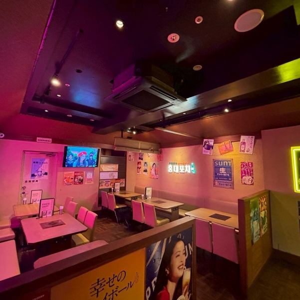 【韓国料理 ホンデポチャ 津田沼店】可愛いドラムのイスでインスタ映えも!最新のKーPOPを見ながら楽しい時間を過ごして下さい!韓国に来たような気分になれる店内で、デートや友人との食事にもみんなでワイワイ楽しみながら♪オシャレな店内で美味しい料理を食べて素敵な時間をお過ごし頂けます!