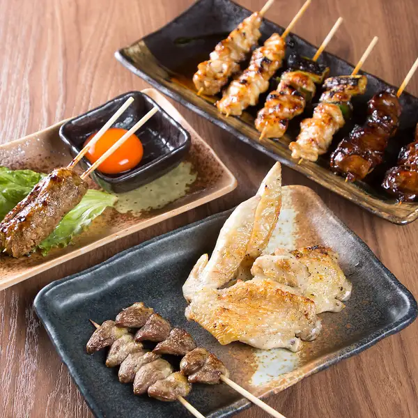 お店で1本ずつ串打ちする「焼き鳥」。香ばしく焼き上げた旨みたっぷりでジューシー◎