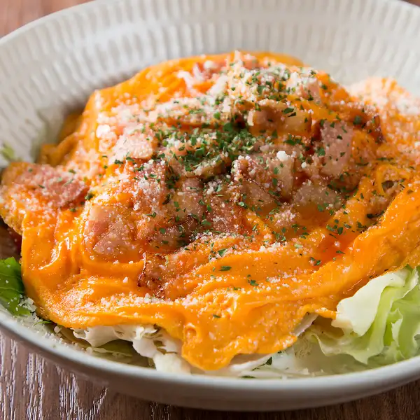 卵をのせたクリーミーでまろやかな味わいの「シーザーサラダ」。当店独自の一味違う逸品