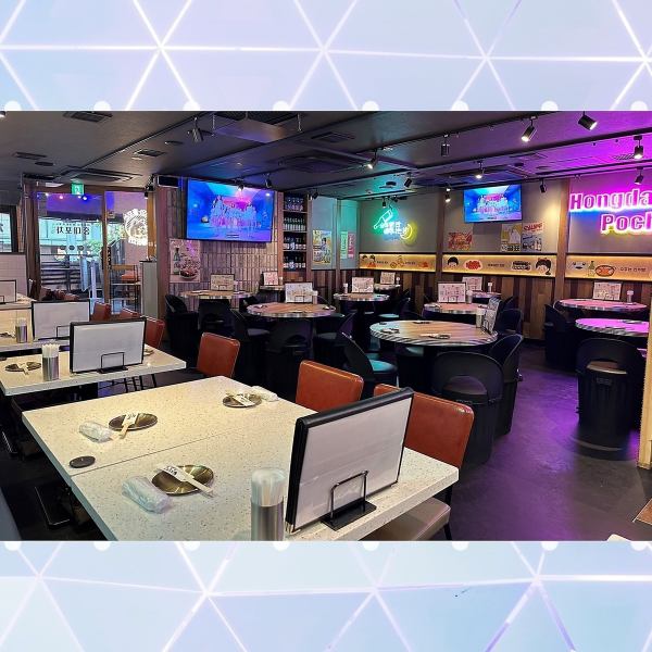 [Hon Dae Pocha 川崎店] 在店內一邊欣賞最新的 K-POP 音樂，一邊享用美味的韓國料理。與朋友一起在餐廳裡約會或用餐，就像來到了韓國一樣。在時尚的餐廳裡享用美味的食物，度過一段美好的時光！