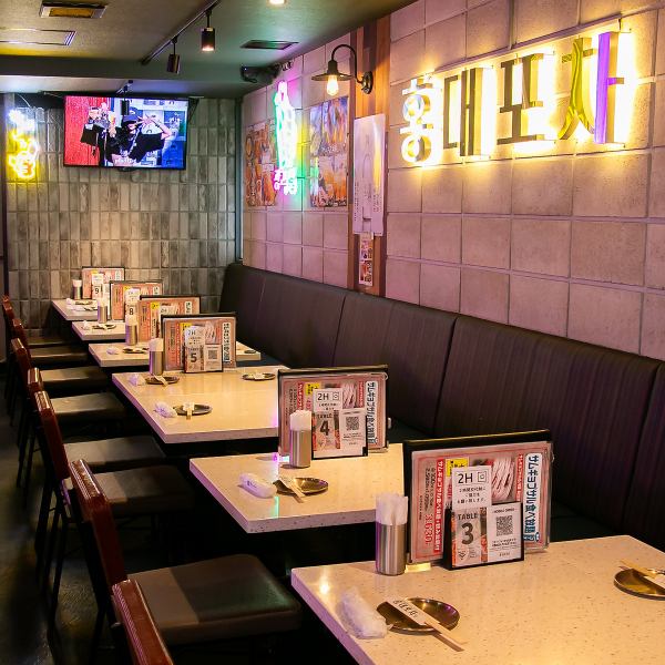 【ホンデポチャ 川崎店】店内は落ち着いた雰囲気で、小さいお子様連れのご家族の方でも安心して来店する事ができます！デートや友人との食事にもみんなで楽しみながら、オシャレな店内で美味しい料理を食べて素敵な時間をお過ごし頂けます♪開放感あふれる広々とした店内！温かみのあるテーブルで、くつろぎ感もバッチリ♪