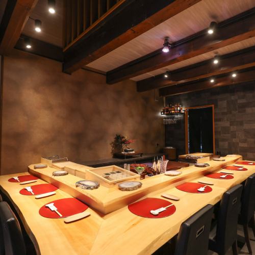 <p>鮨 結は、漁師の作業蔵として使われていた築100年の建物を改装した店で、木の温もりと歴史が残る静かな空気が魅力。観光地の中心にありながら喧騒を忘れられる落ち着いた佇まいで、ゆったり食事を楽しめる“大人の隠れ家”のような雰囲気があります</p>