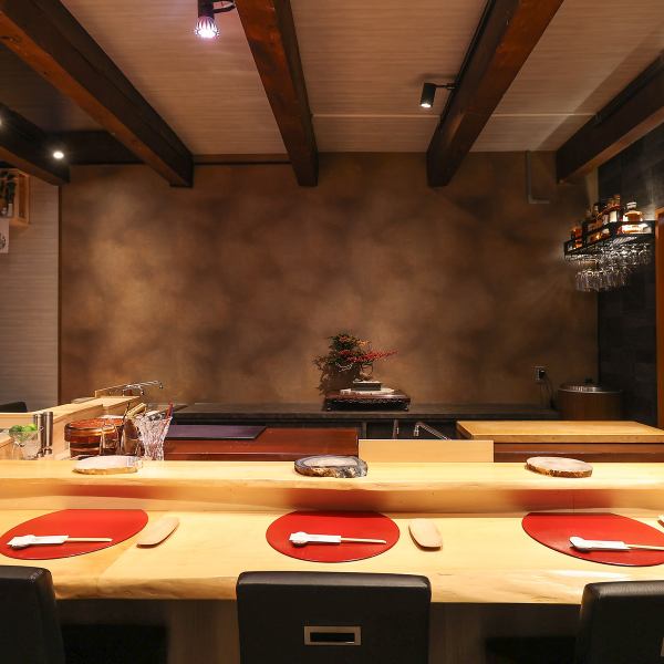 店内は1階カウンター8席のみのコンパクトな造りで、職人との距離が近いのが特長。握る様子を間近で見られ、旬や素材の話も気軽にできるため、ただ食べるだけでなく“体験”として鮨を楽しめる温かみのある空間です。初めてでも入りやすい雰囲気。