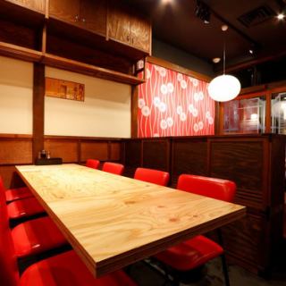 Table seats for 8 people recommended for small-group banquets such as joint parties and girls-only gatherings.The retro atmosphere is perfect for enjoying lively with your friends ♪ We also have a course that is ideal for banquets, so please use it!