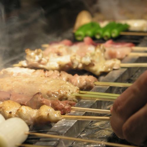 [Charcoal-grilled chicken] Exquisite grilled skewers that are carefully skewered one by one