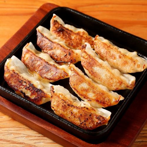 Many customers ask for seconds! Homare's specialty "Teppan Kurobuta Pork Gyoza" is hot and juicy♪