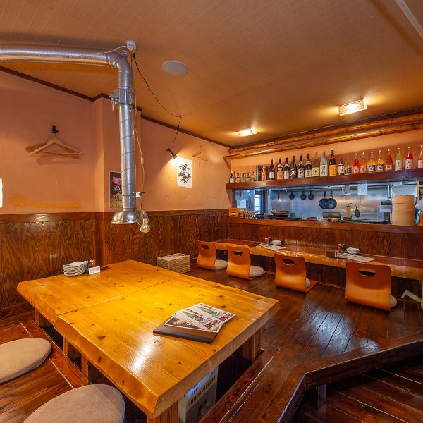 店主の知り合いの方が手作りで改装した温もりのある和空間。細部にまで愛情が宿る内装に是非注目してみてください♪手作りならではの“人の手”の豊かさを感じるクラフト感たっぷりの癒し空間です。