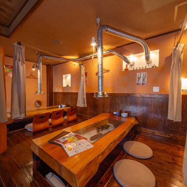 北野町の作家さんによる器を展示・販売しているのも、当店おすすめポイントのひとつ。　料理の美味しさを引き立てる器を、ぜひ目でも楽しんでください。お気に入りを見つけたらそのまま購入OK！食とアートの出会いを体感できます。