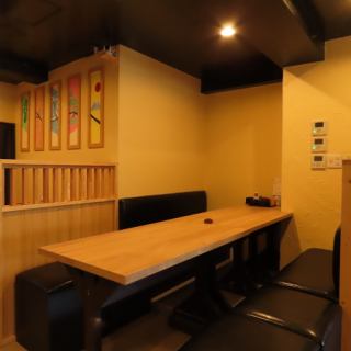 A table for 8 to 9 people with a sense of openness