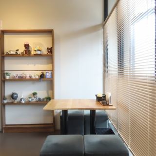 【友人との集まりに最適】明るく整った店内で、特製のうま煮をつまみに、日本酒を一杯。落ち着いた雰囲気の中で素敵な時間を。 