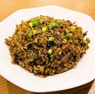黒チャーハン