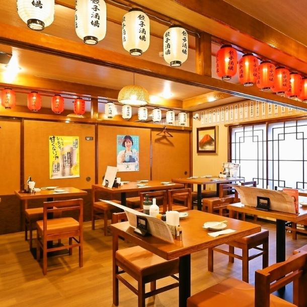 様々なシーンに対応したテーブル席。多数ご用意しております!!友人との飲みやデートなどでご利用頂ける2名様席。仲間内での飲み会や女子会でご利用頂ける4名様席。お席同志をつなげることによって3~8名様にご利用頂けます♪もちろん、お一人様でのご利用も大歓迎です!!ご予約お待ちしております!