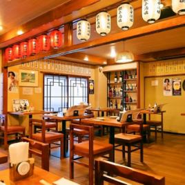 2名様テーブルになります。デートや友人飲みでの利用はもちろん、お一人様でのご利用も大歓迎です！