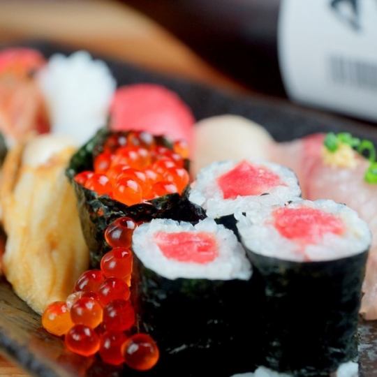 魚和當地雞肉搭配壽司的令人滿意的套餐