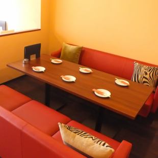 The space is eye-catching with its bright red sofas, creating a fun atmosphere conducive to lively conversation.The zebra design on the cushions is also an attractive feature. It's a special space on a first-come, first-served basis, perfect for ladies' get-togethers, moms' meetings, and dates.Please come and visit us!