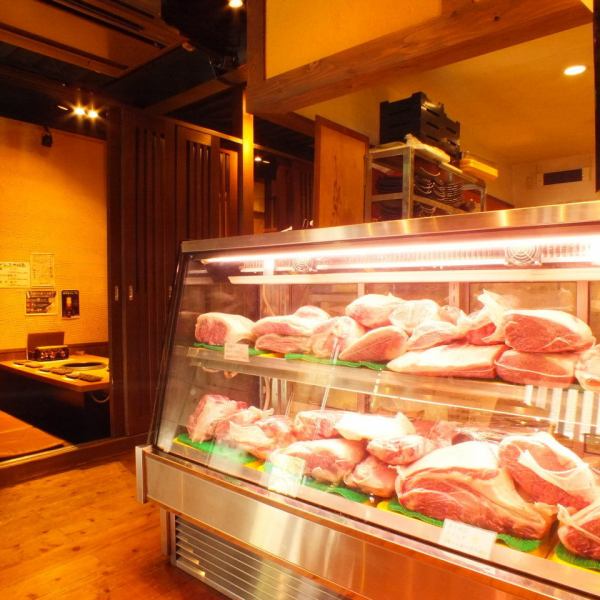 As soon as you go through the door you will find the finest Kuroge Wagyu in luxurious showcase with meat in it! It is safe to see the meat you eat from now ♪ Because you buy one Kuroge Wagyu beef, freshness is outstanding! You can enjoy the perfect grilled meat in a calm shop in a fully-private room.