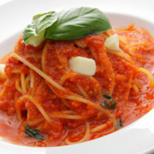 Pasta with fresh tomato, basil and mozzarella