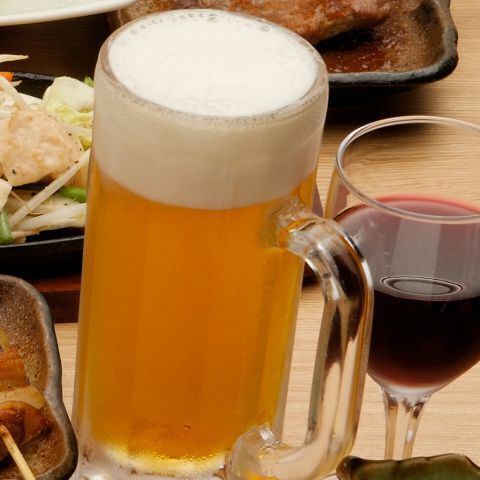 與美味的烤雞肉串一起享用飲品！