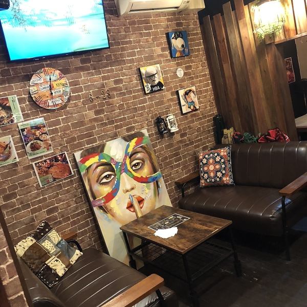From a small number of people to sofa seats ◎ One person can interact with regulars and staff at the counter seats ◎ The shop owner welcomes you cheerfully.[Private room, girls-only gathering, birthday, anniversary, all-you-can-drink, fashion, wine, astronomical hall, Higashisengokucho]