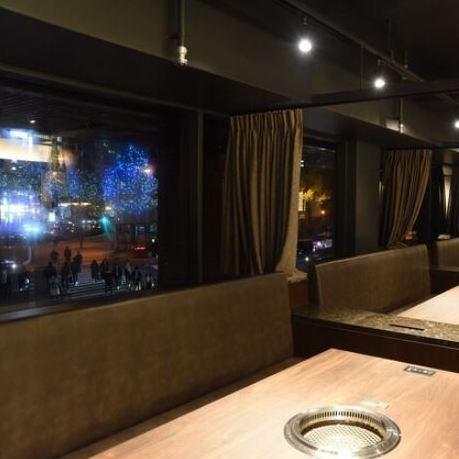Enjoy the night view of Kitashinchi and Osaka from the glass-enclosed interior with an open feel★