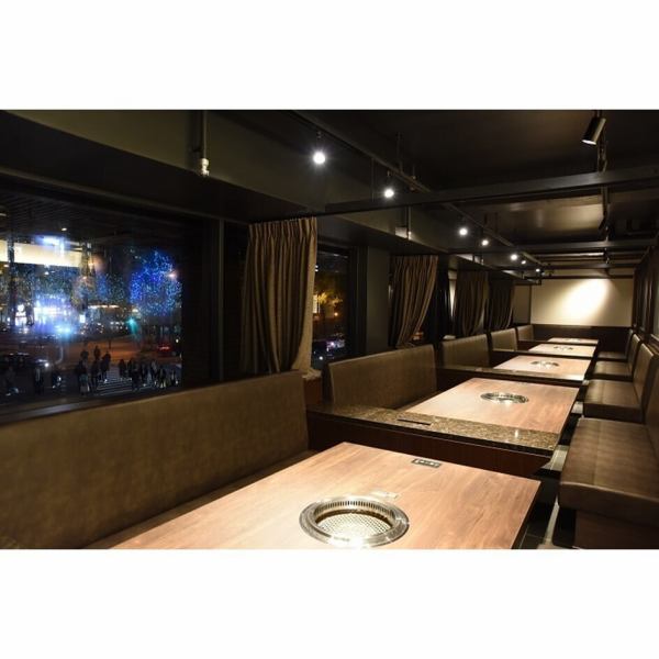 [High-quality and luxurious space] The floor seats overlooking the night view of the city are very popular, especially among female customers.A popular point is that each table has a curtain, so you can enjoy it as a semi-private space! It can accommodate up to 50 people.