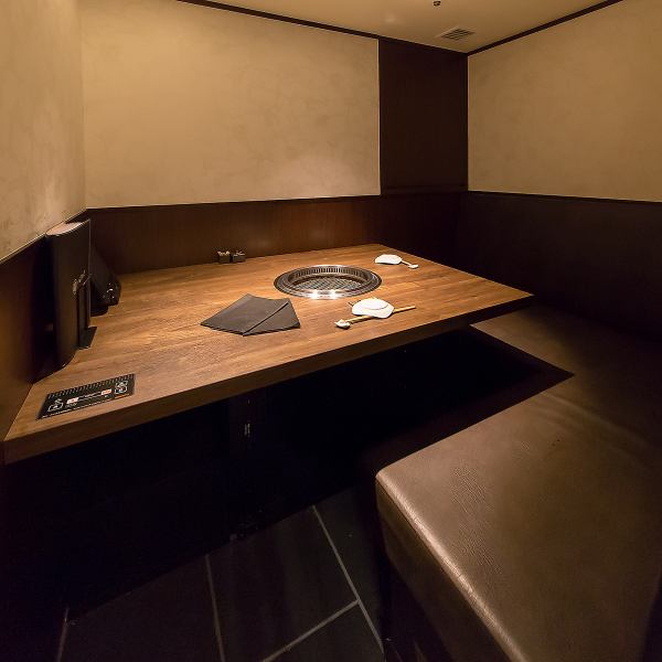 [Private couples' rooms exclusively for dates] The seats are close together and the atmosphere is great, so conversation flows easily, and some guests have commented that it was great to be able to talk about things that they normally wouldn't be able to talk about! It seems that a big plus is that the man can grill delicious yakiniku for the woman at these tables.It is also popular among couples.