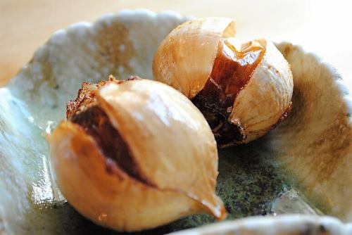 [Please enjoy our carefully made "jumbo garlic"!] Roasted garlic