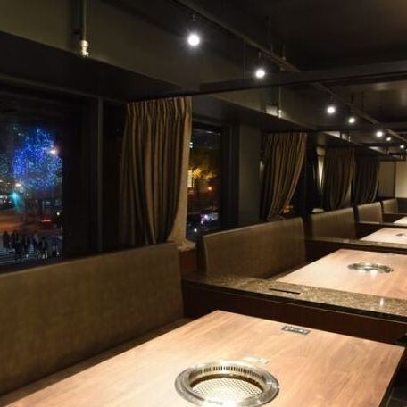 [In December, you can enjoy a panoramic view of the Midosuji illuminations! A very high-quality, luxurious space] The floor seats, which offer a panoramic view of the city's nightscape, are a very popular space, especially among female customers.Each table has a curtain, so you can enjoy your time in a semi-private space, which is another popular feature! We can accommodate up to 50 people.