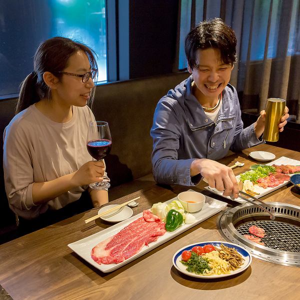 [Private couples' rooms exclusively for dates] The seats are close together and the atmosphere is great, so conversation flows easily, and some guests have commented that it was great to be able to talk about things that they normally wouldn't be able to talk about! It seems that a big plus is that the man can grill delicious yakiniku for the woman at these tables.It is also popular among couples.